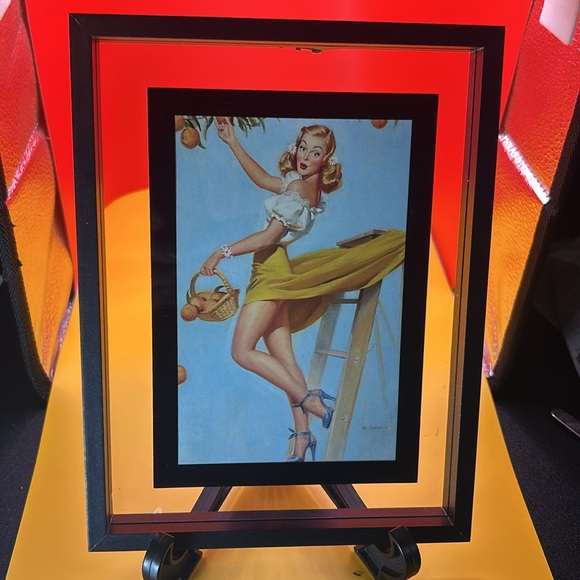 VINTAGE PINUP GIRL FRAMED 4X6 IN A BEAUTIFUL FRAME - Picture 3 of 3